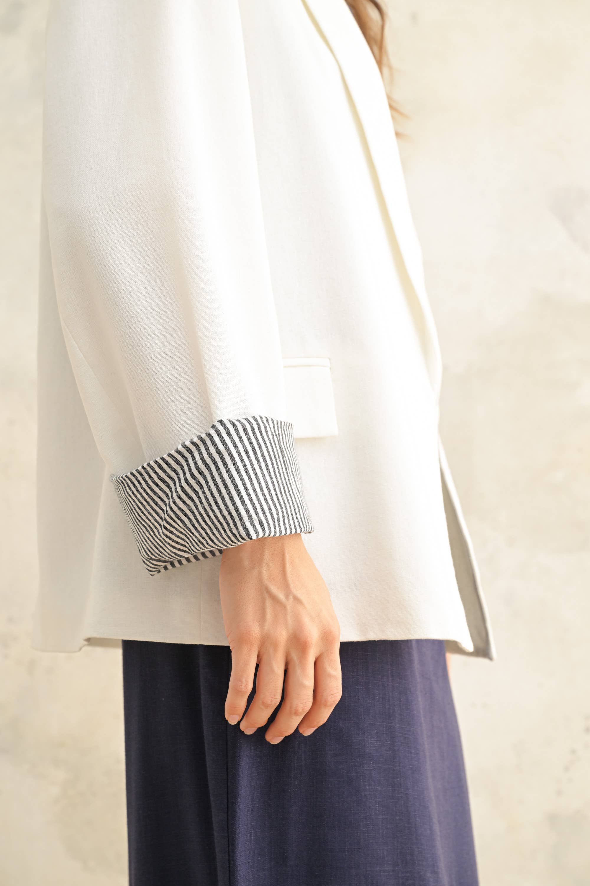 MIOU MUSE – wholesale Blazer – Women's – J4509   RAYON BLAZER WITH CONTRAST SLEEVE CUFF4