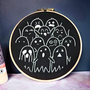 Ghosties Halloween (Glow in the Dark!) Borduur-set voor wholesale door Pixels & Purls