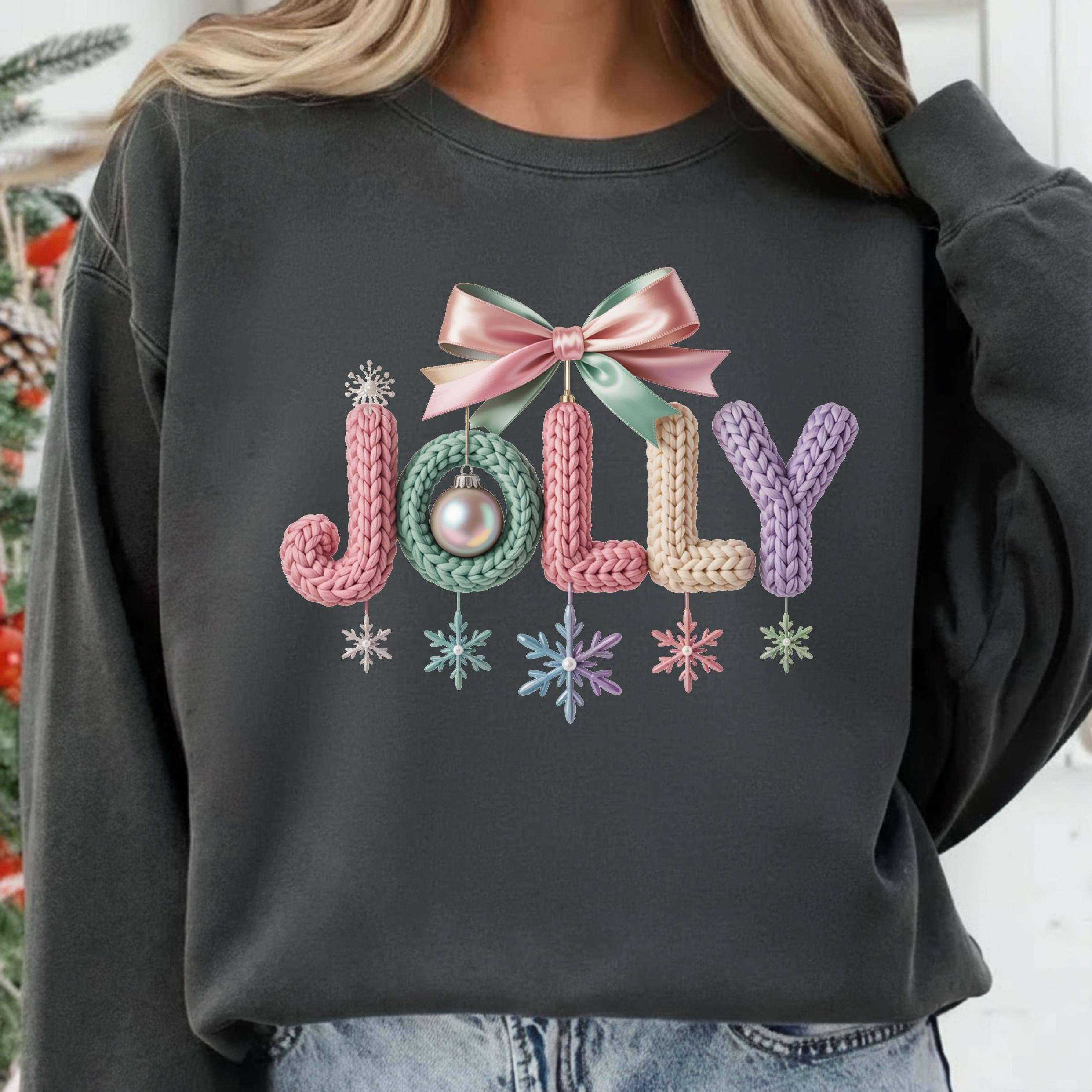 DLT Ecommerce - Venta al por mayor Camiseta estampada - Mujer - Camiseta de Navidad Holly Jolly de hilo falso, suéter rústico de vacaciones.0