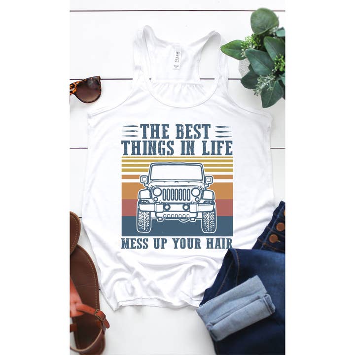 Jeep Life Rodet hår Grafisk Flowy Tank for engroshandel hos Kissed Apparel