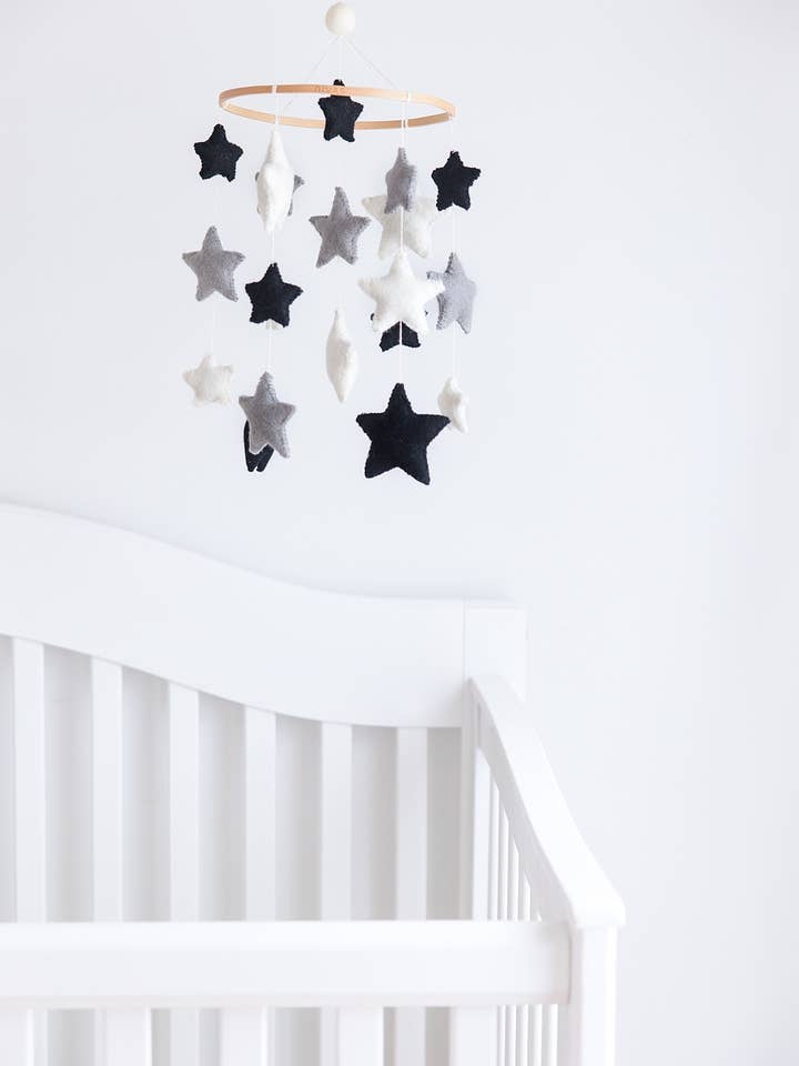 Mobile Étoile Monochrome - Cadeau de Naissance Fait Main pour la vente par Nivas