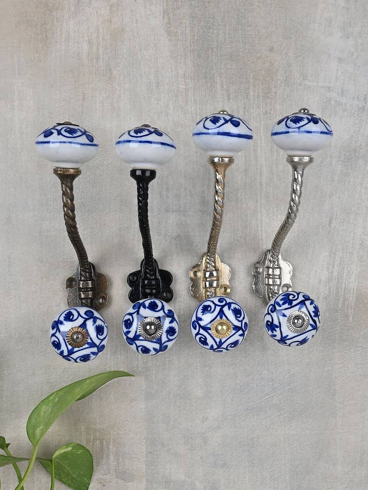 Gancho de pared decorativo de cerámica hecho a mano en blanco y azul | Ganchos de pared vintage | Perchero | Ganchos de pared de metal | Ganchos para herrajes para muebles | Ganchos de baño para venta al por mayor de KNOBCO
