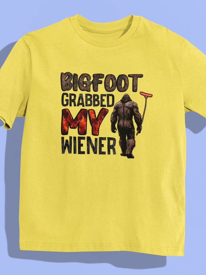 Bigfoot a attrapé mon t-shirt Wiener (jaune) pour la vente par Squatchin’ Country