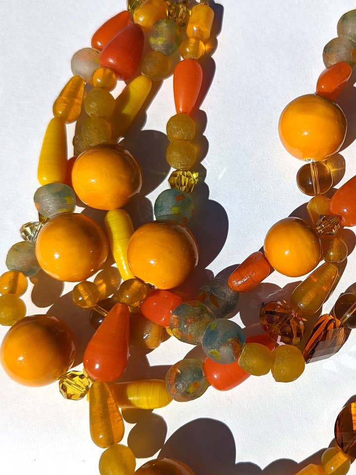 4-strengs halsketting van mosterdkleurig katoen met parels van Gay Isber voor wholesale door Gay Isber Designs