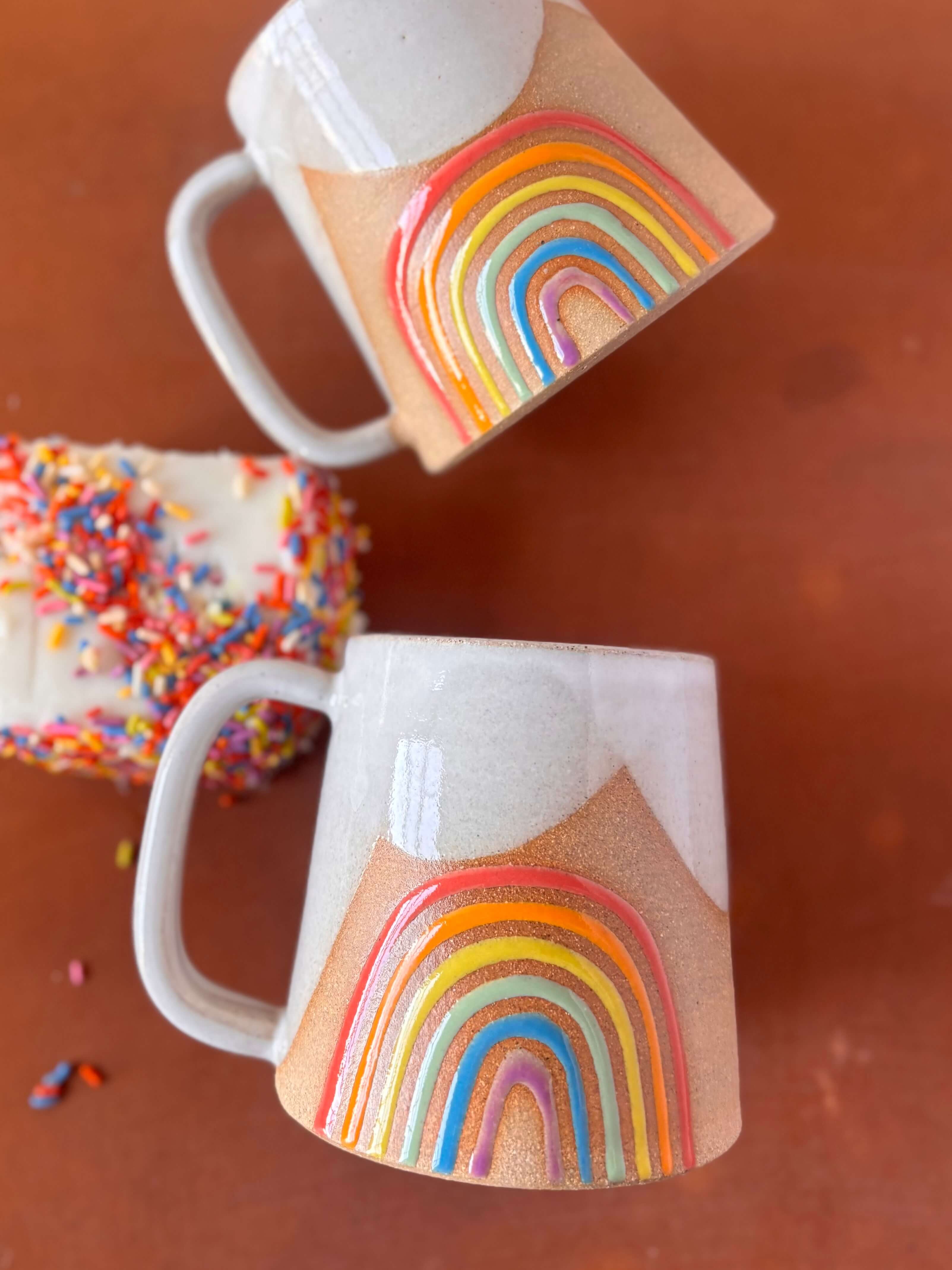 ROB Ceramics – wholesale Kaffekoppar – Regnbågsmugg i handgjord keramik3