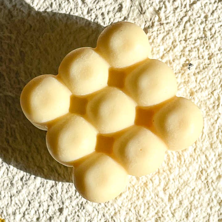 Emfatisk massagelotionbar för wholesale av Louloudi Skincare