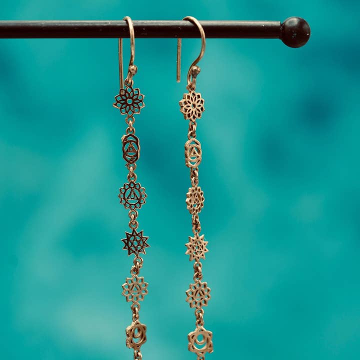 Longues boucles d'oreilles en laiton avec pendentif chakra, bijoux bohèmes de Kaali Boutique. pour la vente par Kaali Boutique