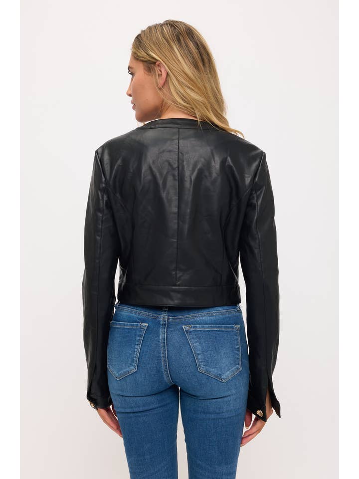 Coalition Apparel Inc - Venta al por mayor Chaqueta de cuero - Mujer - CLALJ0160: Chaqueta Recortada de Imitación de Cuero con Detalle de Bolsillo2