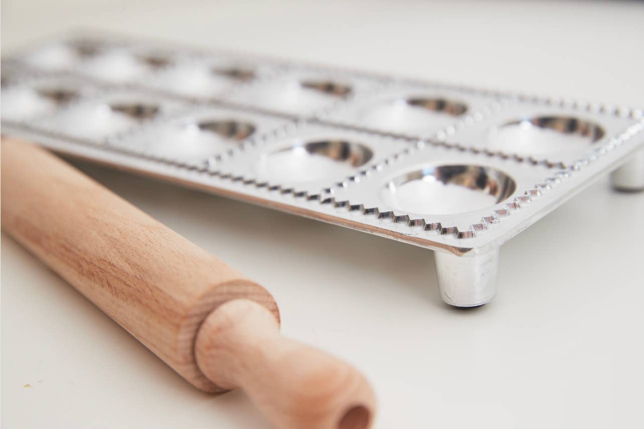 Verve Culture - Wholesale Kitchen Tool/Gadget - Italian 12-piece Ravioli Mold with Roller1