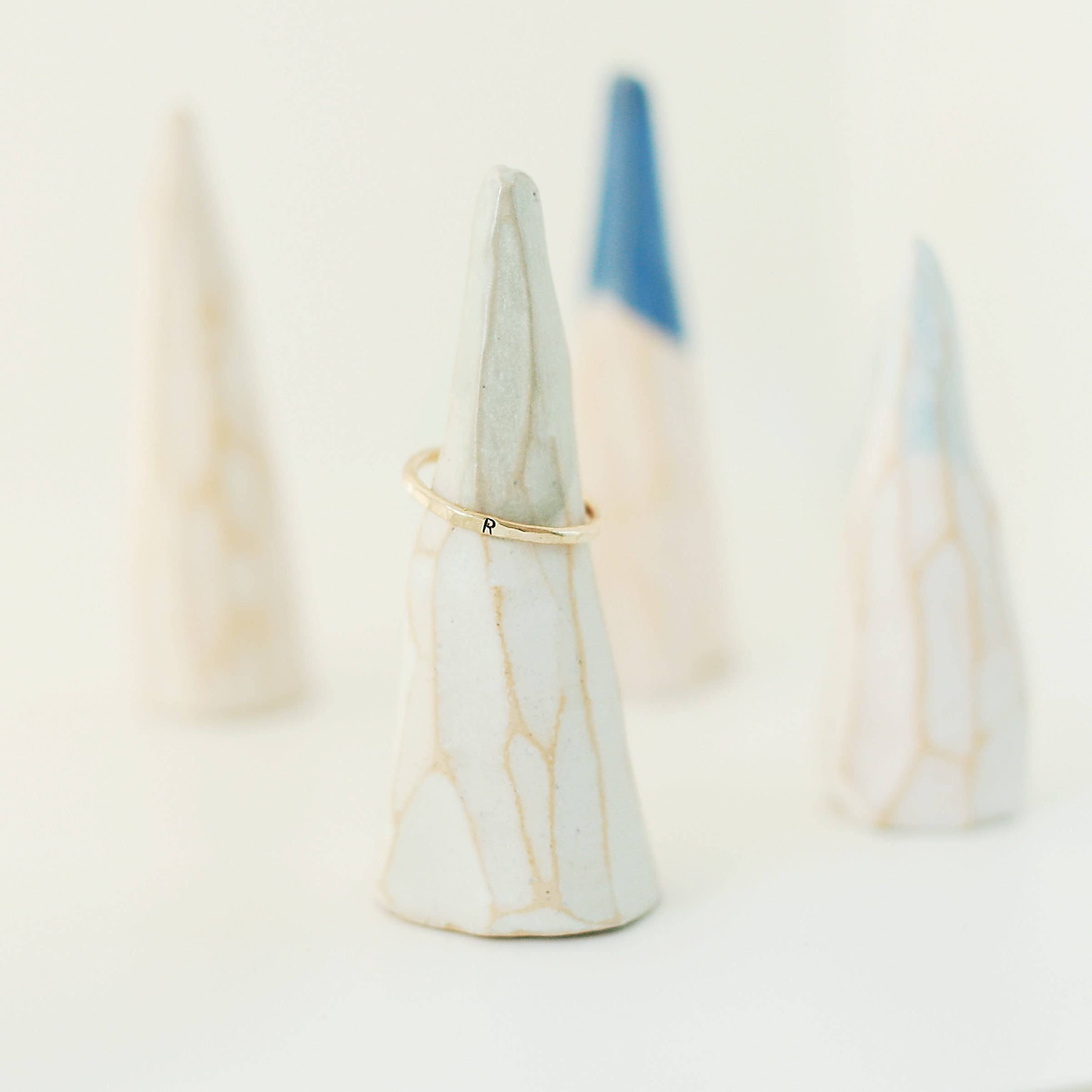 Meadowbelle – Großhandel Schmuckständer & -display – Halterung für Ringe. Keramikring Kegel. Geometrischer Berggipfel. Schale mit Ringen. Ring-Anzeige. Idee zur Verlobung Ehering-Halter. Schmuck-Organisation6