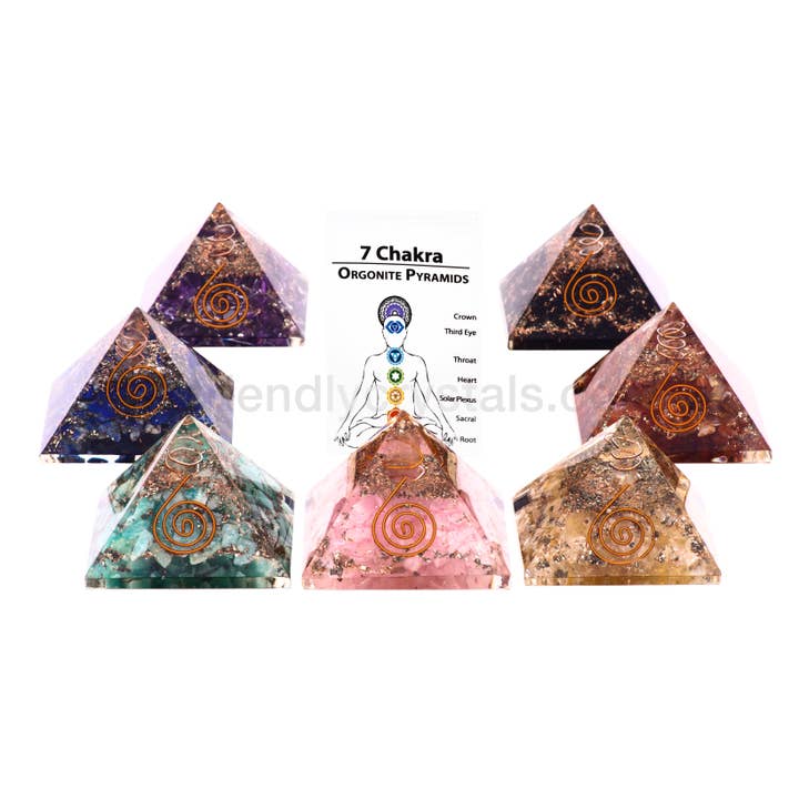 7 Chakra Orgonit Pyramidesæt 50-55 mm for engroshandel hos Friendly Crystals