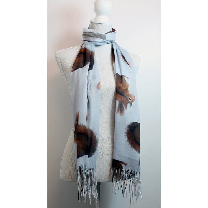100% Polyester Eichhörnchen-Print Schal in Blassgrau mit Quasten für den Großhandel von Western Counties Wholesale