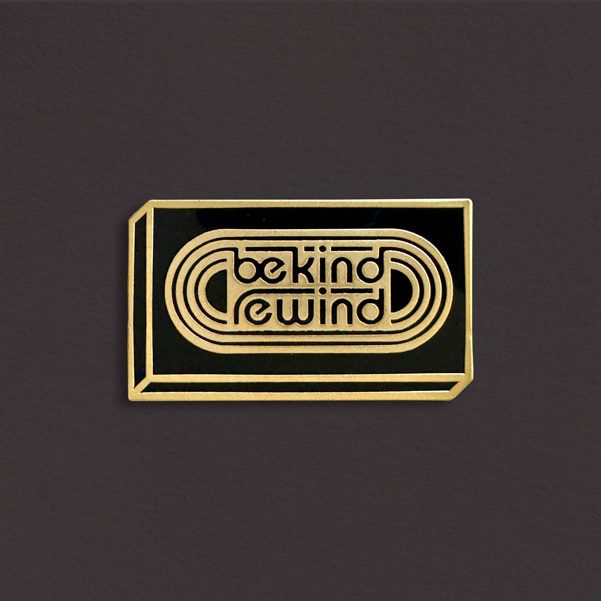 MacGuffin Goods – Engroshandel Reversnål/knap – Vær Venlig Spol Tilbage Emalje Pin1