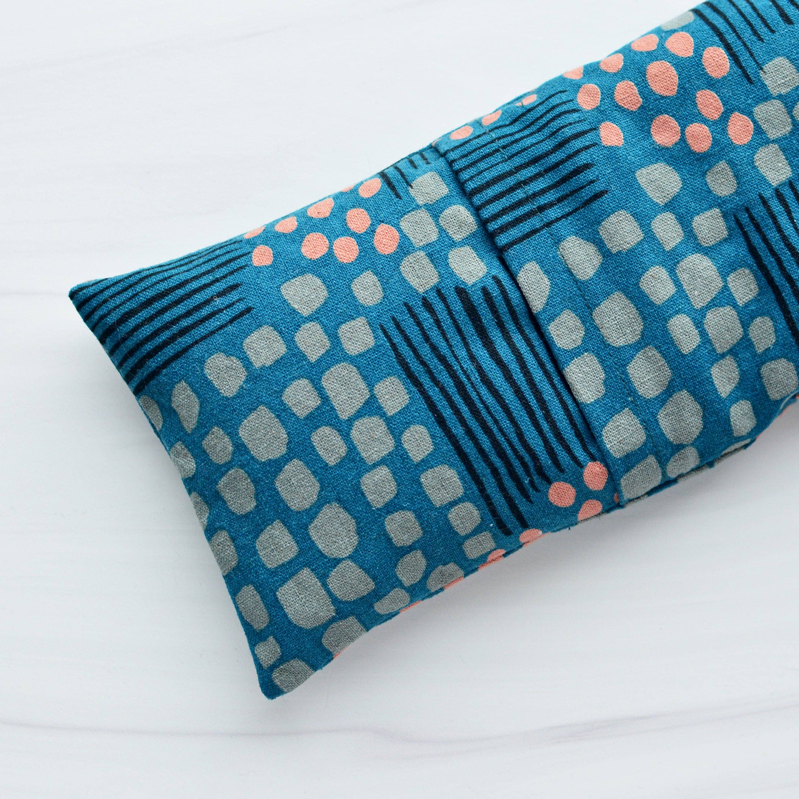 Minor Thread – wholesale Spa-/terapikudde – Flygfoto Över Midnatt Duk Överdimensionerade Ögon Kudde1