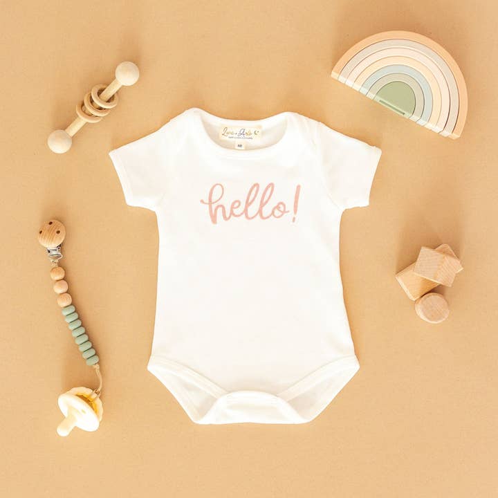 Magnolia Baby – Bodysuit - Bebé por atacado – Olá! Body - Rosa Pó por Luna e Arlo2