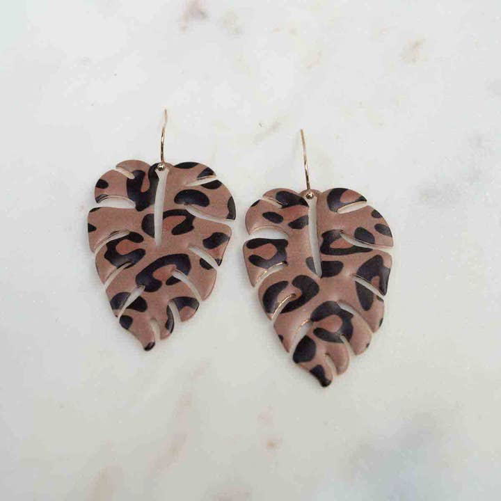 Pendientes de leopardo con forma de monstera, color camel/marrón/negro, 1.5 pulgadas para venta al por mayor de The Royal Standard