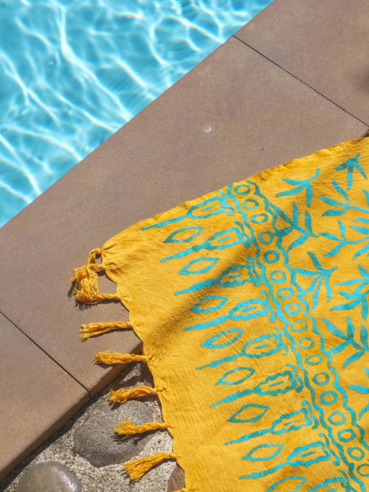 YUMI & KORA – Engroshandel Strandbadekåbe – Dame – Yellow batik sarong med blåt sivemønster - LANTA REEF15
