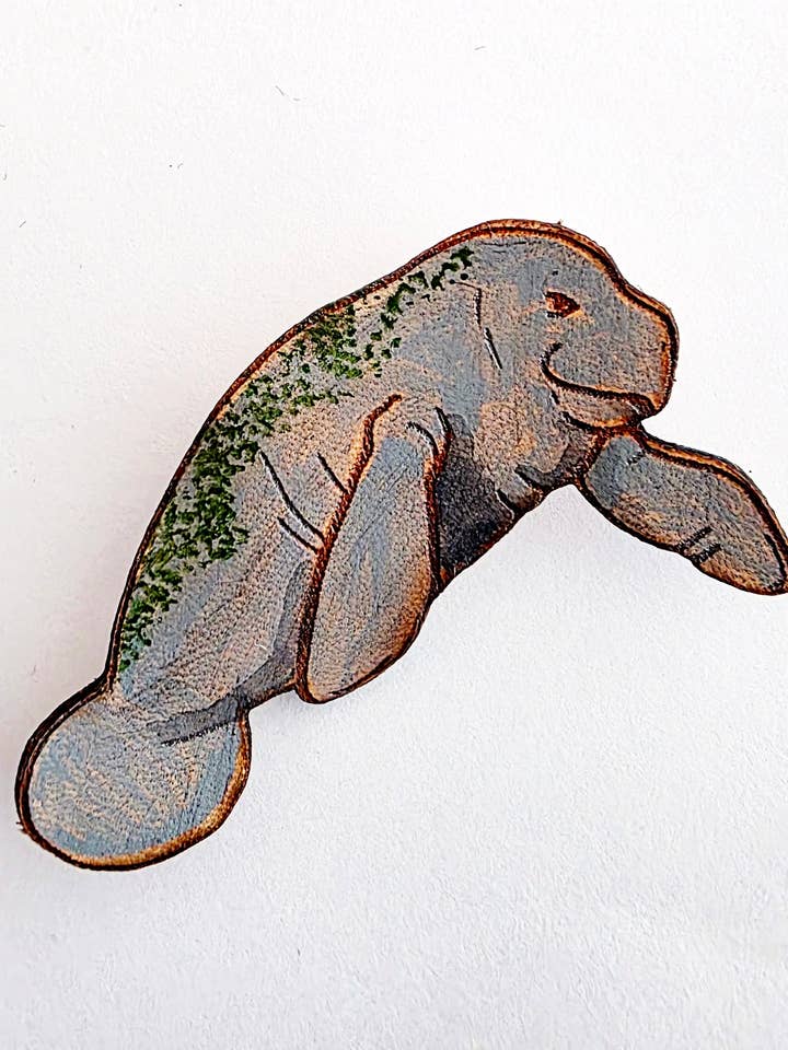 Broche Animal Marin en Cuir de Lamantin Art Nature pour la vente par Wyrd & Witchy Art