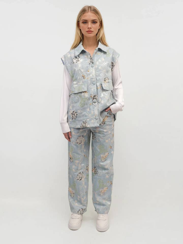 Gilet en denim brodé – Celestial Bloom pour la vente par Majestique Paris