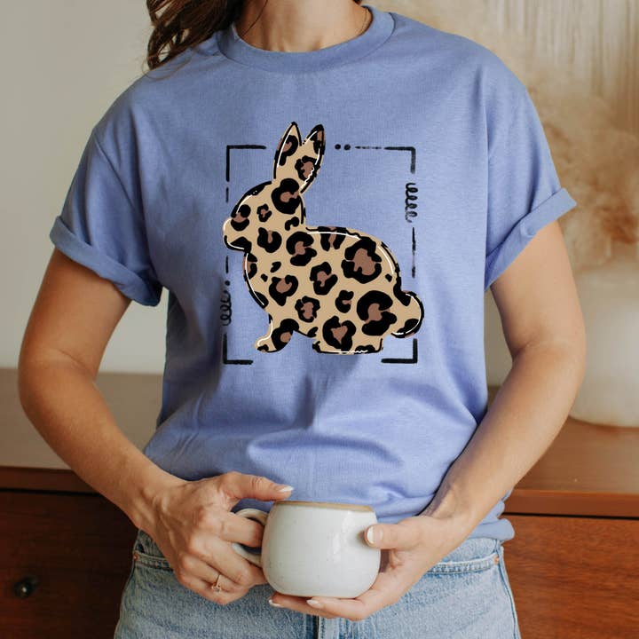 Paas-T-shirt met konijn in een doos voor wholesale door Rockin R Apparel