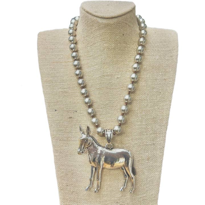 Pendentif Mule sur Collier de Perles Navajo Imitation pour la vente par Accessories To Go