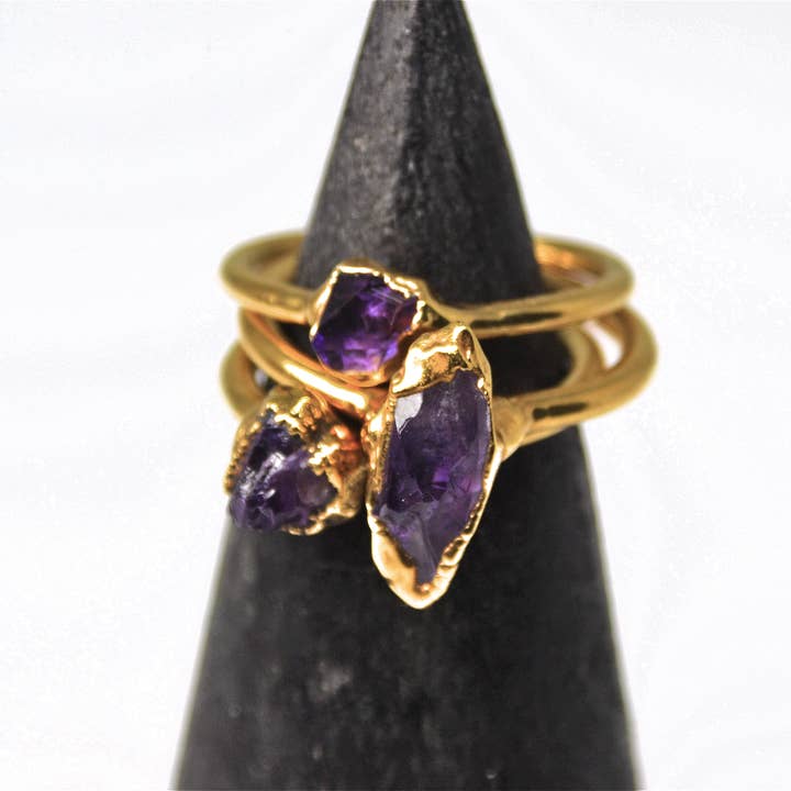 Anillo de amatista cruda de oro | Piedra de nacimiento de febrero | Anillo apilable para venta al por mayor de Daddy Daughter Jewelry
