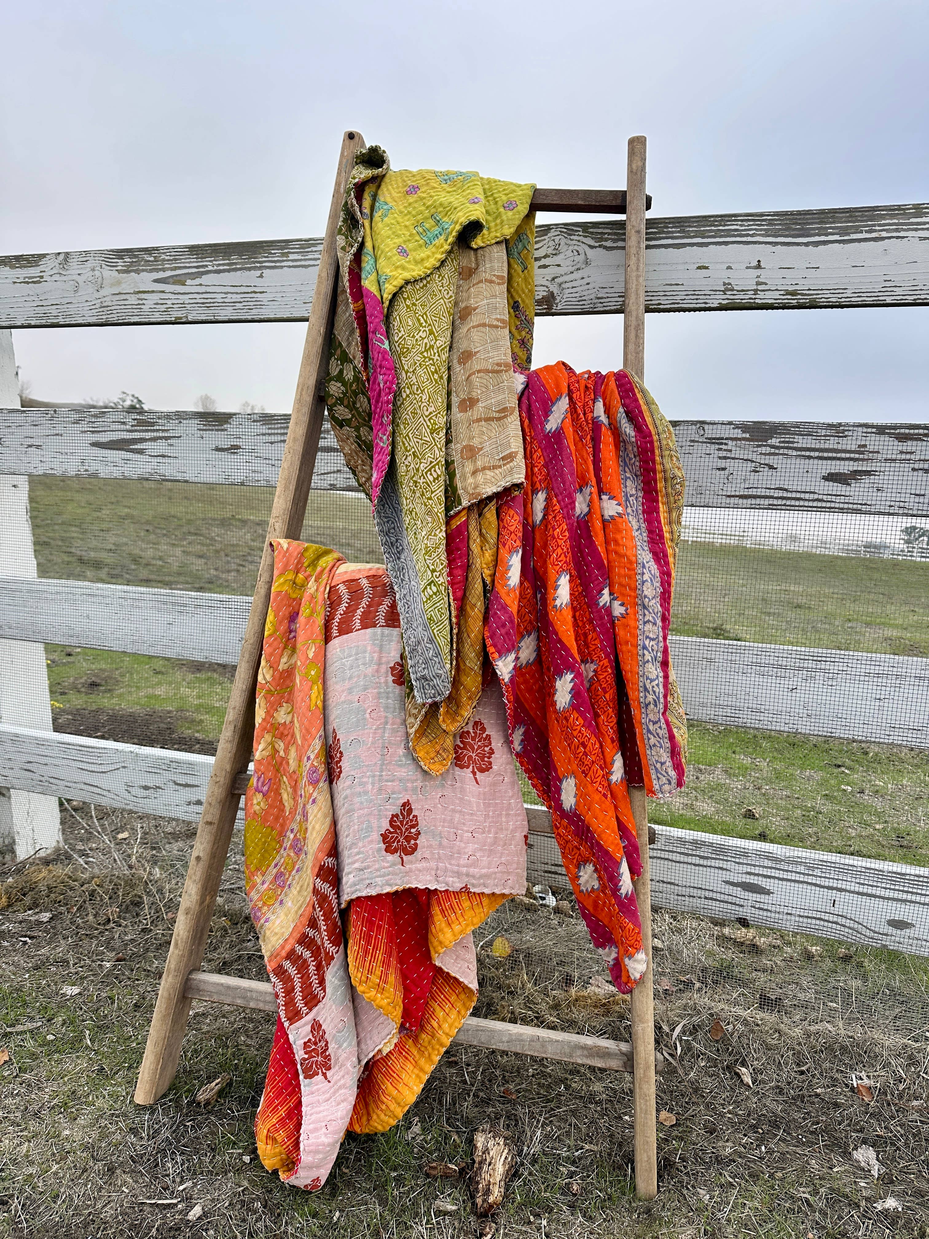 PiPPY | Kantha Clothing – Manta para sofá por atacado – Mantas de Retalhos Kantha, Cobertores Boho, Decoração de Casa Cottagecore4