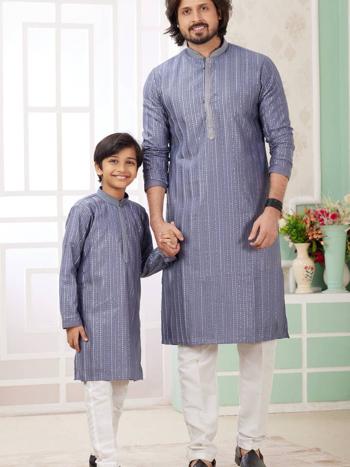 Conjunto de Pai e Filho em Seda de Arte Azul Acinzentado Indo Ocidental Tradicional Sherwani Kurta Longa & Calça Pajama para Casamento - Trabalho de Bordado por atacado de HATKE BRIDE