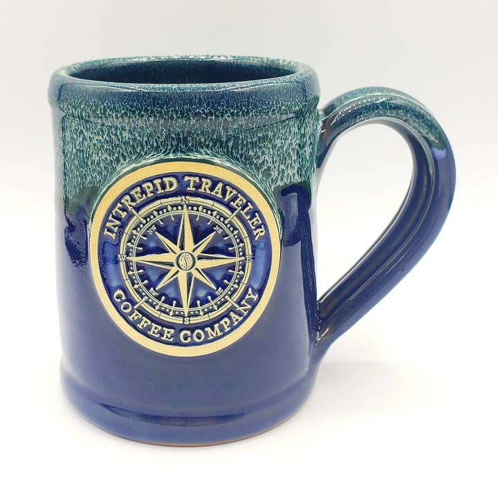 Intrepid Rejsende Kaffe Logo - Håndkastet Krus - Navy for engroshandel hos Intrepid Traveler Coffee Company