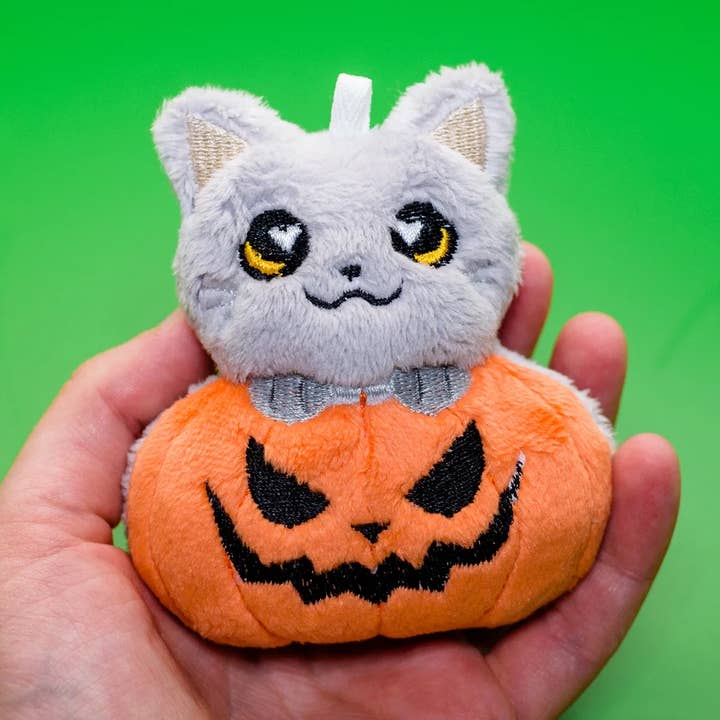 Porte-clés en peluche Pumpkin Cat pour la vente par Cozy Cat Muffin Factory
