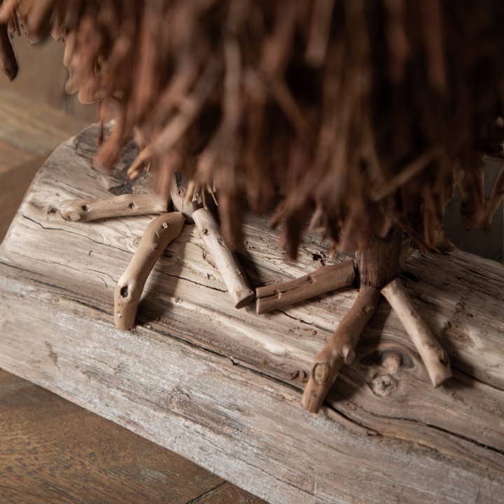 Marrone Scultura in legno di Alfred, realizzata a mano, con gufo in piedi, marrone in vendita all'ingrosso su Faire