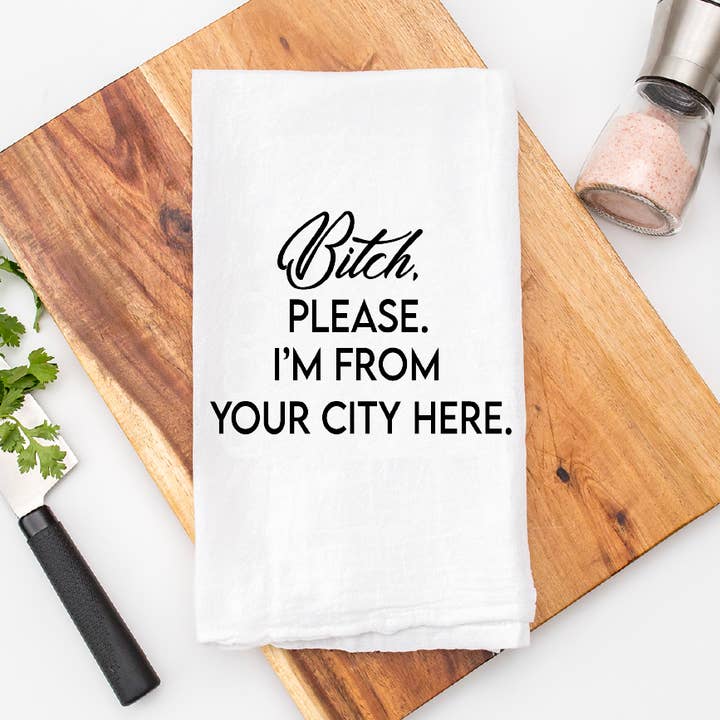 Bitch, alsjeblieft, ik kom van JOUW CUSTOM CITY-theedoek voor wholesale door Calm Down Caren