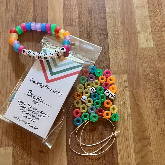 Scribble & Scroll – Joias DIY - Crianças por atacado – Kit de Pulseira Friendship com Frisas - Aleatório - Faça o Seu Próprio Kit