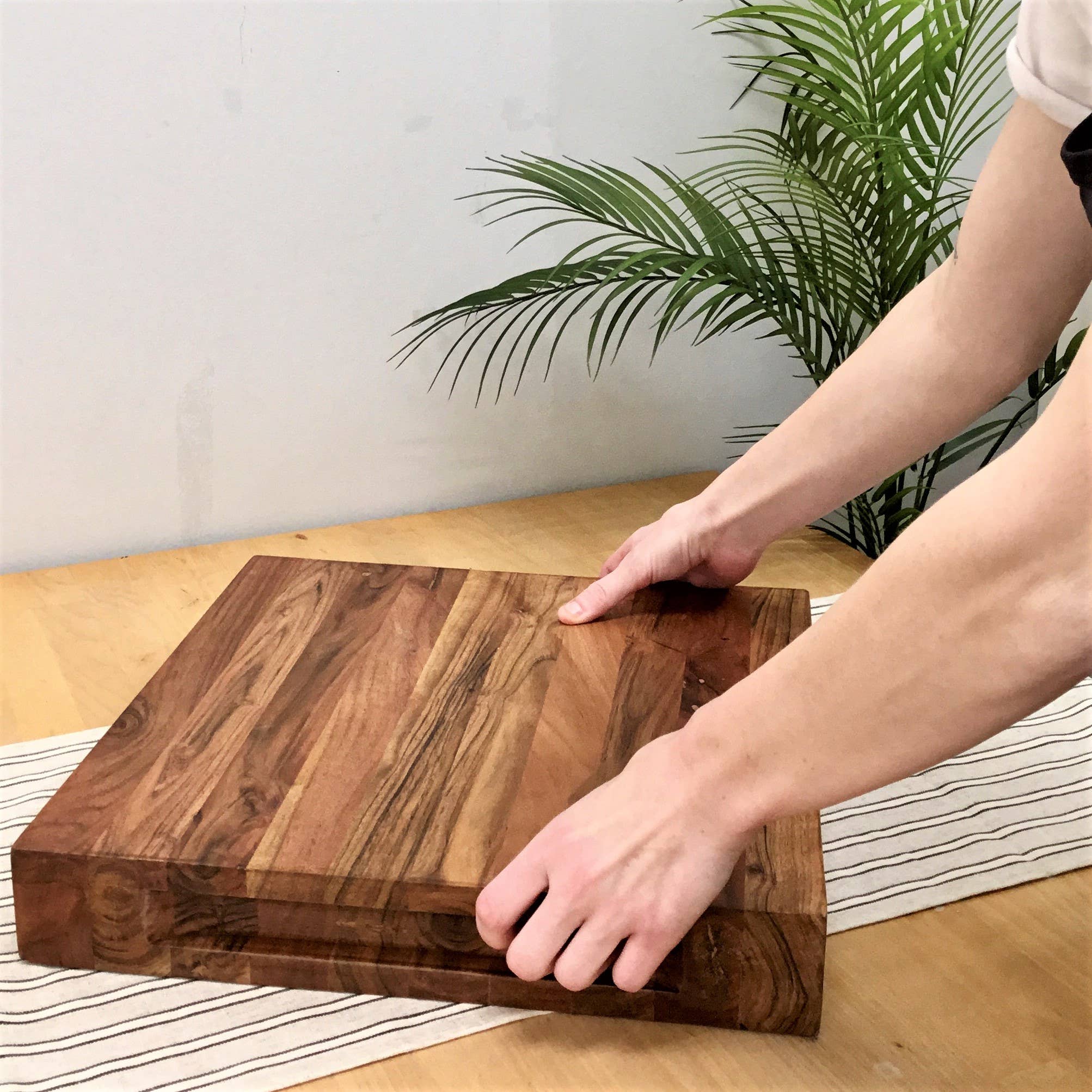 India Handicrafts Inc – Tábua de cortar por atacado – Tábua de Corte Quadrada de Madeira de Acácia com Alças Recortadas7