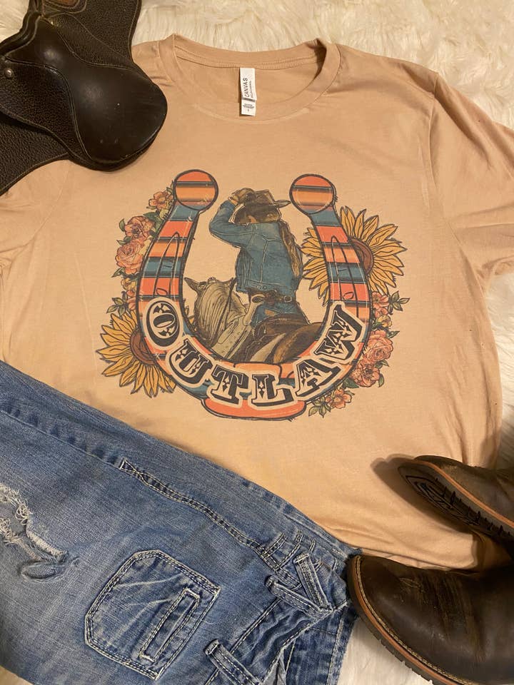 Outlaw Cowgirl Sublimeret Tee for engroshandel hos Neat Creations