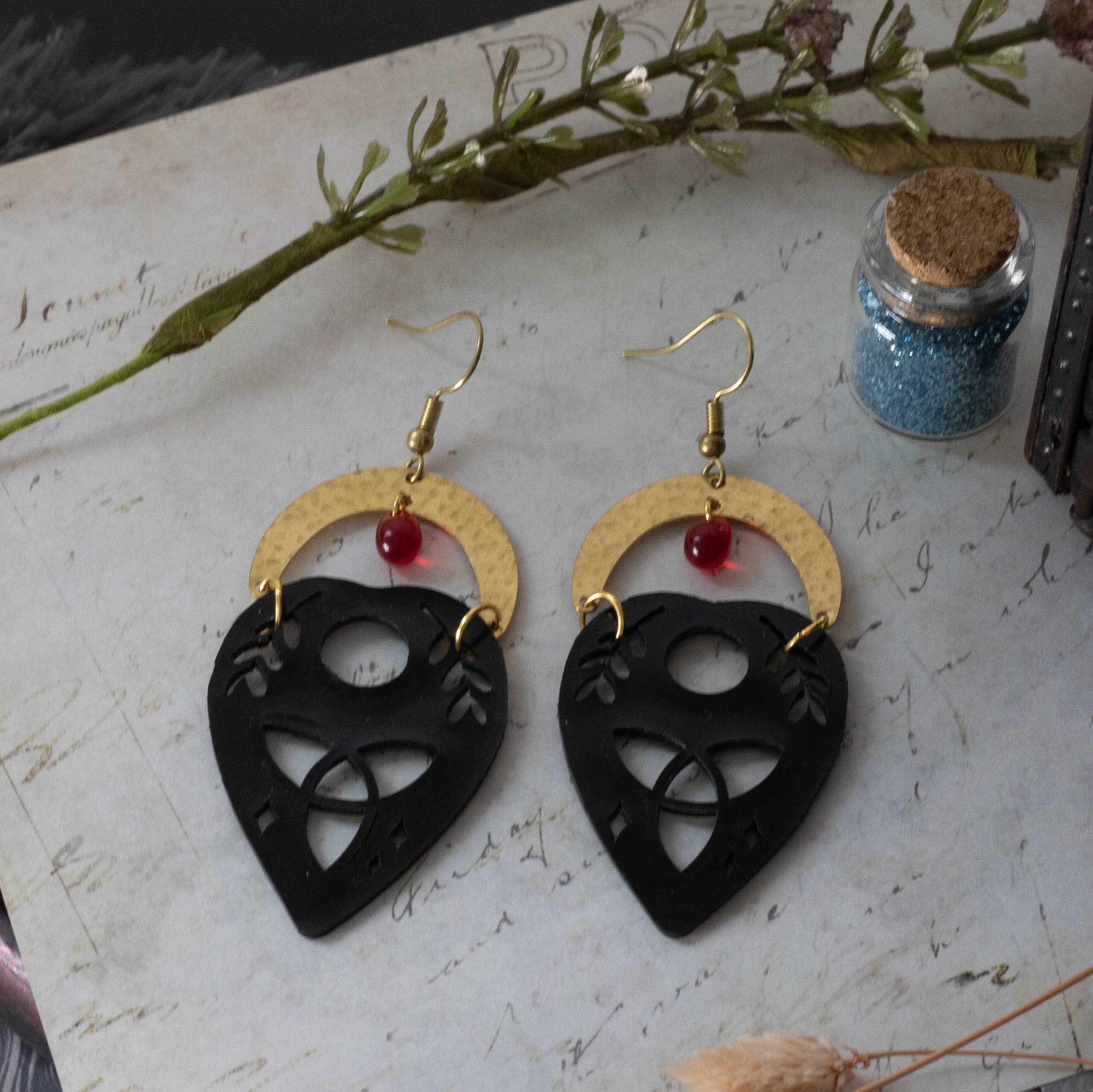 noemie zomby - Wholesale Hangende/ronde oorbellen - Ouija oorbellen van messing en acryl - gothic1