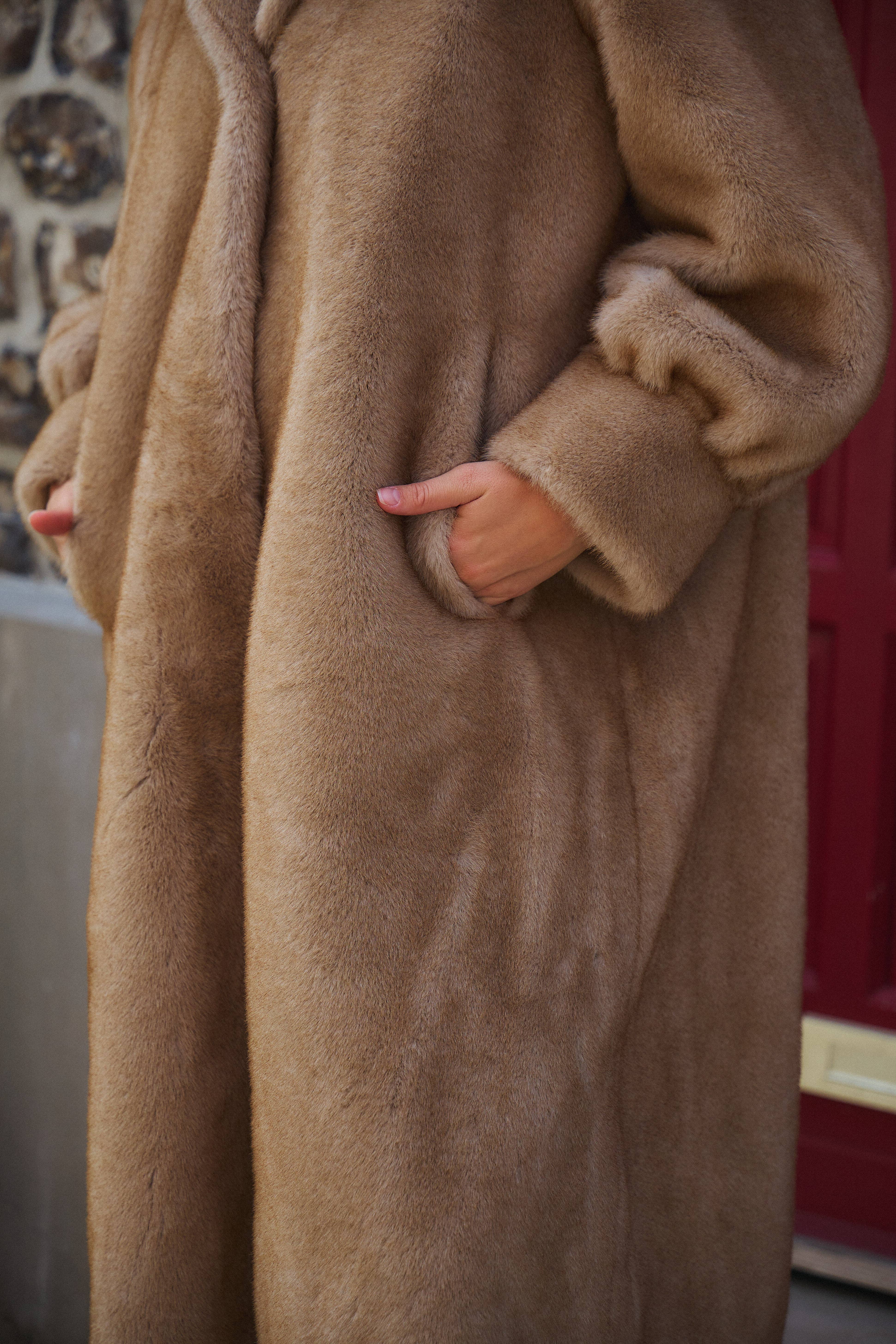 Giovanni Paris – Großhandel Pelz-/Kunstpelzmantel – Damen – Isabella Mantel mit Kapuze aus ultraweichem Kunstfell20