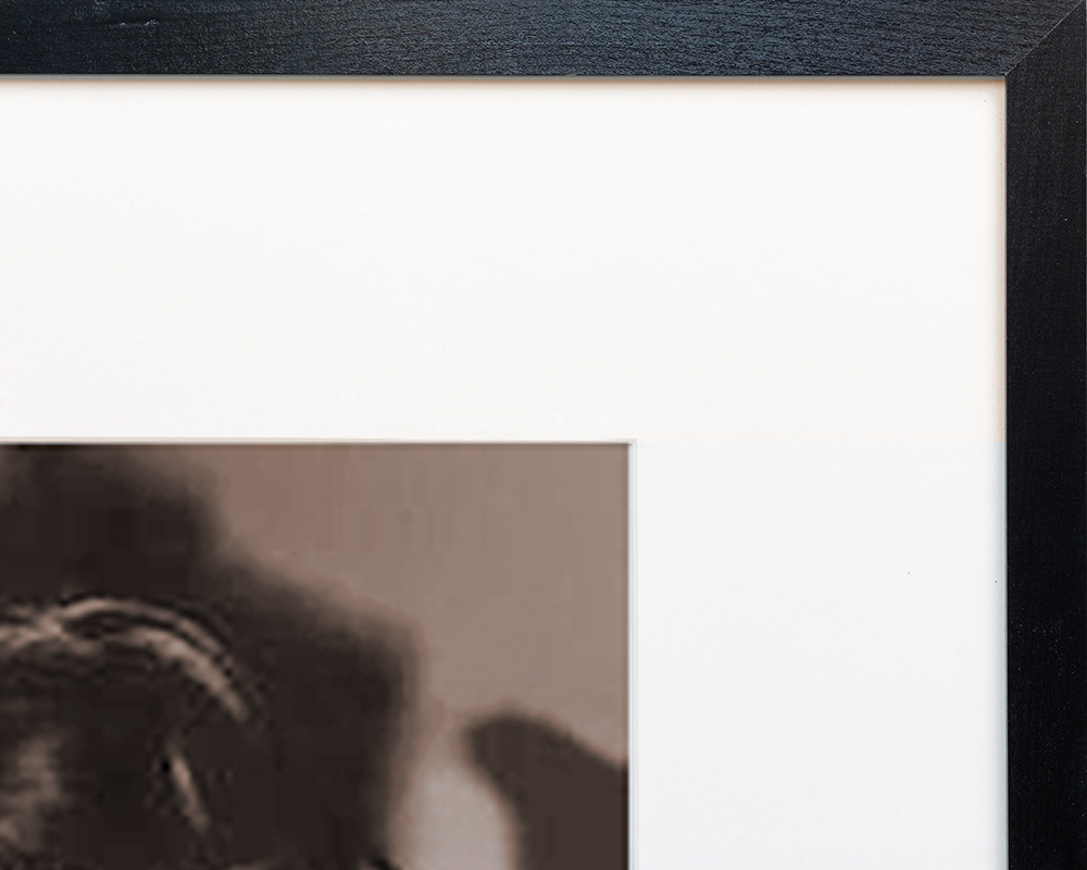 Nero Stampa artistica con immagine di Frida Kahlo con cornice in vendita all'ingrosso su Faire13