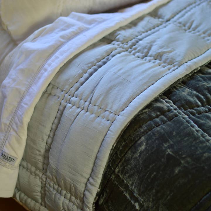 Luala Silk – Großhandel Überwurfdecke – Große quadratische, genähte Decke aus Seidensamt, Schiefergrau3