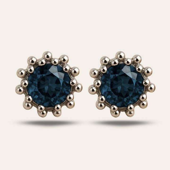 Orecchini Cleodora in Topazio Blu Londra Argento per la vendita all'ingrosso da parte di Dainty London