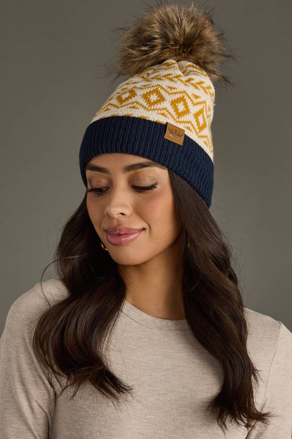 Panache Apparel Co. - Wholesale Beanie - Dames - Crème, Mosterd & Marineblauw Patroon Pom Muts1