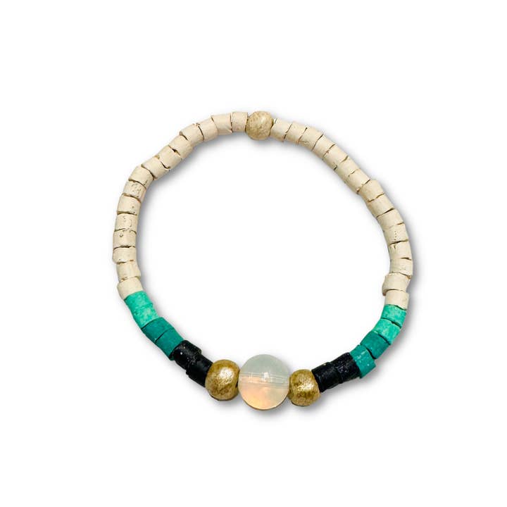 Bracelet élastique en perles avec perles en céramique et opalite pour la vente par Los Colores de la Tierra