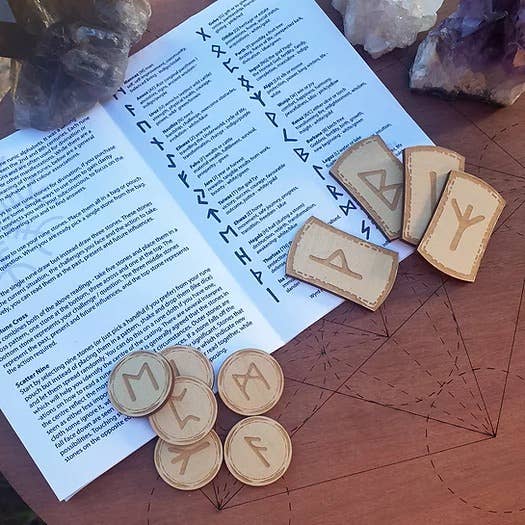Yiska Designs - Vendita all'ingrosso Attrezzatura per meditazione - Set di Rune Futhark Antiche su Tessere Rotonde0
