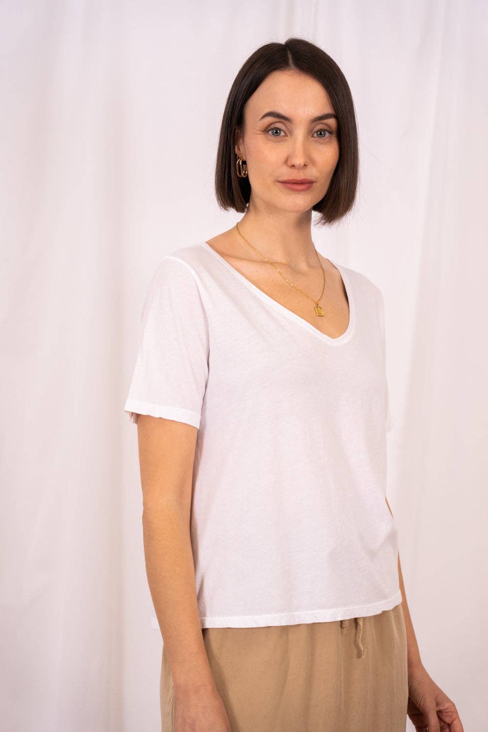 POEMS BCN – Engroshandel T-shirt – til kvinder – TIKEI bomulds T-shirt med V-hals0