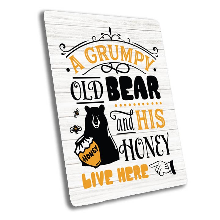 Panneau mural en métal « Grumpy Old Bear and his Honey Live here » pour la vente par The British Metal Signs Company