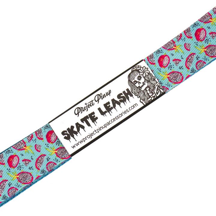 Guinzaglio regolabile per pattini a rotelle color verde acqua con frutto del drago per la vendita all'ingrosso da parte di Project Pinup