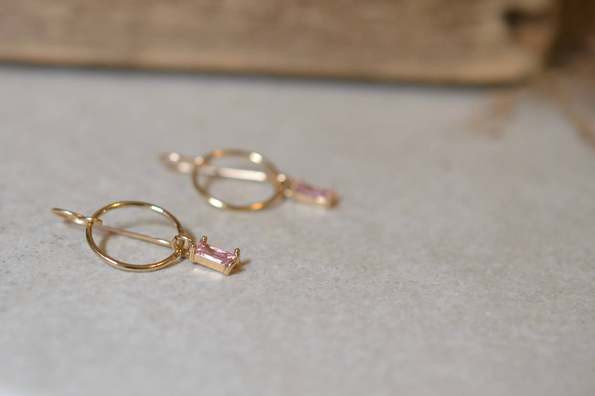 Sela+Sage - Wholesale Hangende/ronde oorbellen - Baguette CZ, Rechthoekige Druppels met Lichtgewicht Cirkels2