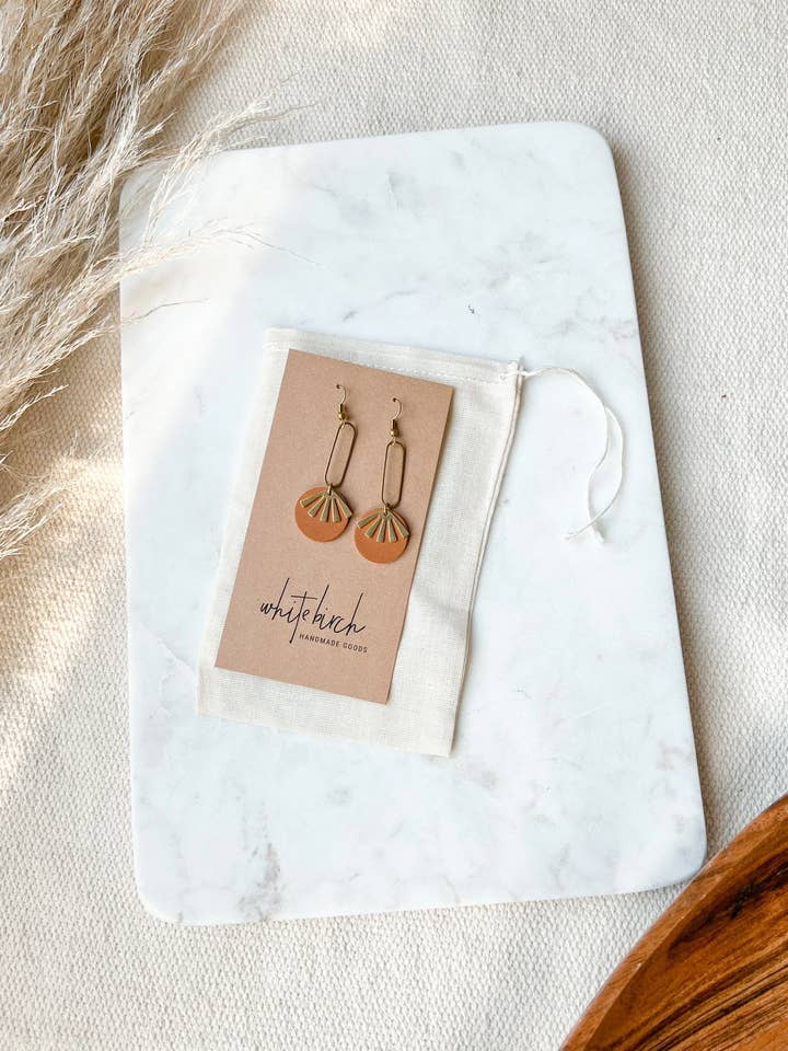 Tan Brown Läder & Mässing Sunburst Geometriska Örhängen för wholesale av Whitebirch Handmade Goods