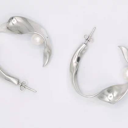 Pearl silver flâne earring for wholesale by Morgan Lou
