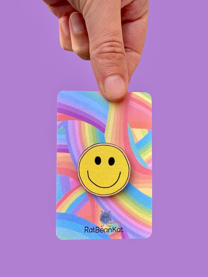 Liten glad smiley ansikte träpinmärke för wholesale av RatBeanKat